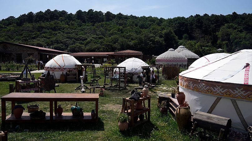 Turistler Bozdağ yakınlarında dış çekimlerin yapıldığı bir dizi stüdyosunu ziyaret ediyor.