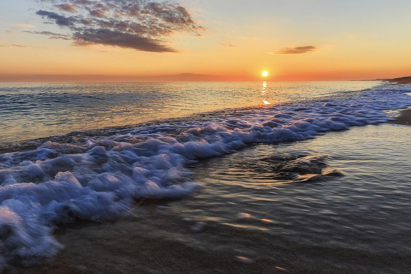 Vista do pôr do sol na praia, Absheron, Azerbaijão