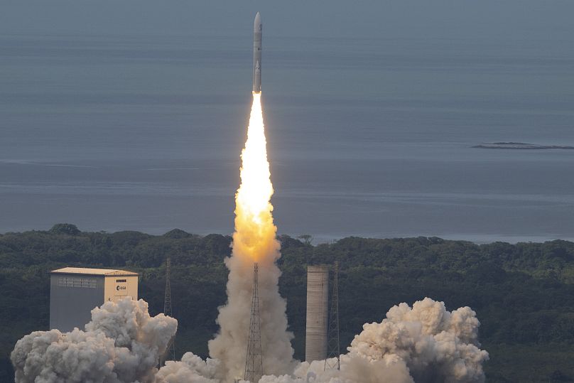Sur cette image fournie par l'Agence spatiale européenne, la nouvelle fusée européenne Ariane 6 décolle de Kourou, en Guyane française, le mardi 9 juillet 2024.