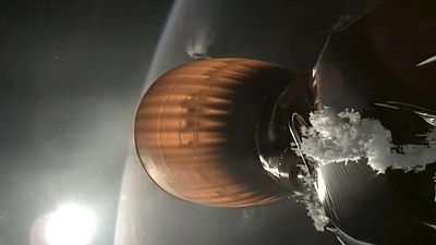 Cette image tirée d'une vidéo fournie par SpaceX montre le moteur de l'étage supérieur de la fusée Falcon 9 de SpaceX, qui a décollé de Californie le jeudi 11 juillet 2024.