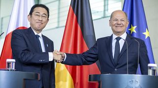 رئيس الوزراء الياباني فوميو كيشيدا والمستشار الألماني أولاف شولز يتصافحان خلال اجتماعهما في المستشارية الفيدرالية في برلين، 12 يوليو 2024