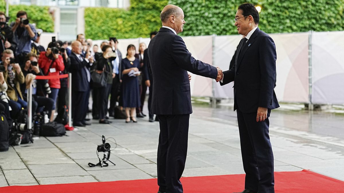 Bundeskanzler Olaf Scholz (links) empfängt den japanischen Premierminister Kishida Fumio zu Gesprächen im Kanzleramt in Berlin, Freitag, 12. Juli 2024. 