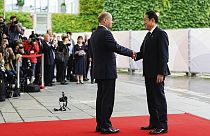 Bundeskanzler Olaf Scholz (links) empfängt den japanischen Premierminister Kishida Fumio zu Gesprächen im Kanzleramt in Berlin, Freitag, 12. Juli 2024. 