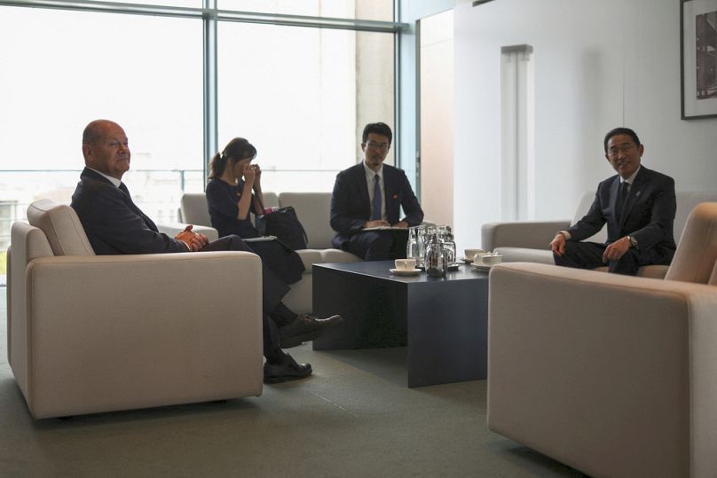 Bundeskanzler Olaf Scholz (links) spricht mit Japans Ministerpräsident Fumio Kishida (rechts) anlässlich ihres Treffens im Bundeskanzleramt in Berlin am 12. Juli 2024