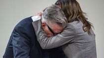 Ο ηθοποιός Alec Baldwin, δεξιά, αγκαλιάζει τη σύζυγό του αφού ο δικαστής απέρριψε την υπόθεση ανθρωποκτονίας εξ αμελείας, 12 Ιουλίου 2024