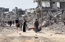 Palestinianos regressam às cenas de destruição no bairro de Shijaiyah, na Cidade de Gaza, a 11 de julho de 2024