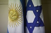 علم أرجنتيني إلى جانب علم إسرائيلي في مكتب غييرمو بورغر، رئيس مركز الجالية اليهودية AMIA، في بوينس آيرس، الأرجنتين، في 8 فبراير 2013.