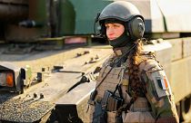 عکس تزئینی از یک سرباز زن فرانسوی