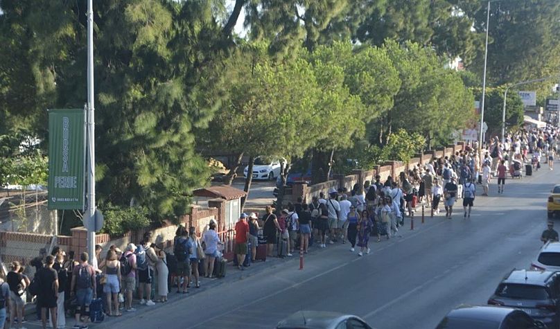 Midilli'ye gitmek isteyen Türk turistler, Ayvalık'ta uzun kuyruklar oluşturdu (Fotoğraf, X'ten alınmıştır)