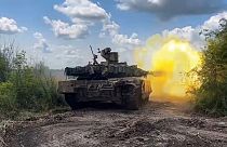 Ein russischer Panzer feuert auf ukrainische Stellungen, 12. Juli 2024.