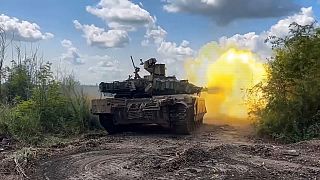 Ein russischer Panzer feuert auf ukrainische Stellungen, 12. Juli 2024.