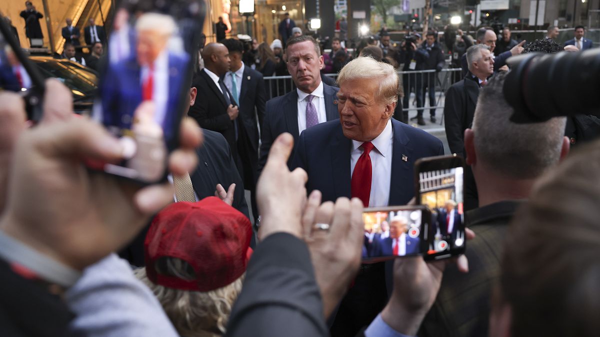 Meta, eski ABD Başkanı Donald Trump'ın sosyal medya hesaplarına uygulanan kısıtlamaların kaldırıldığını duyurdu.