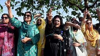 أنصار عمران خان يحتشدون أمام السجن في مدينة راولبندي العسكرية