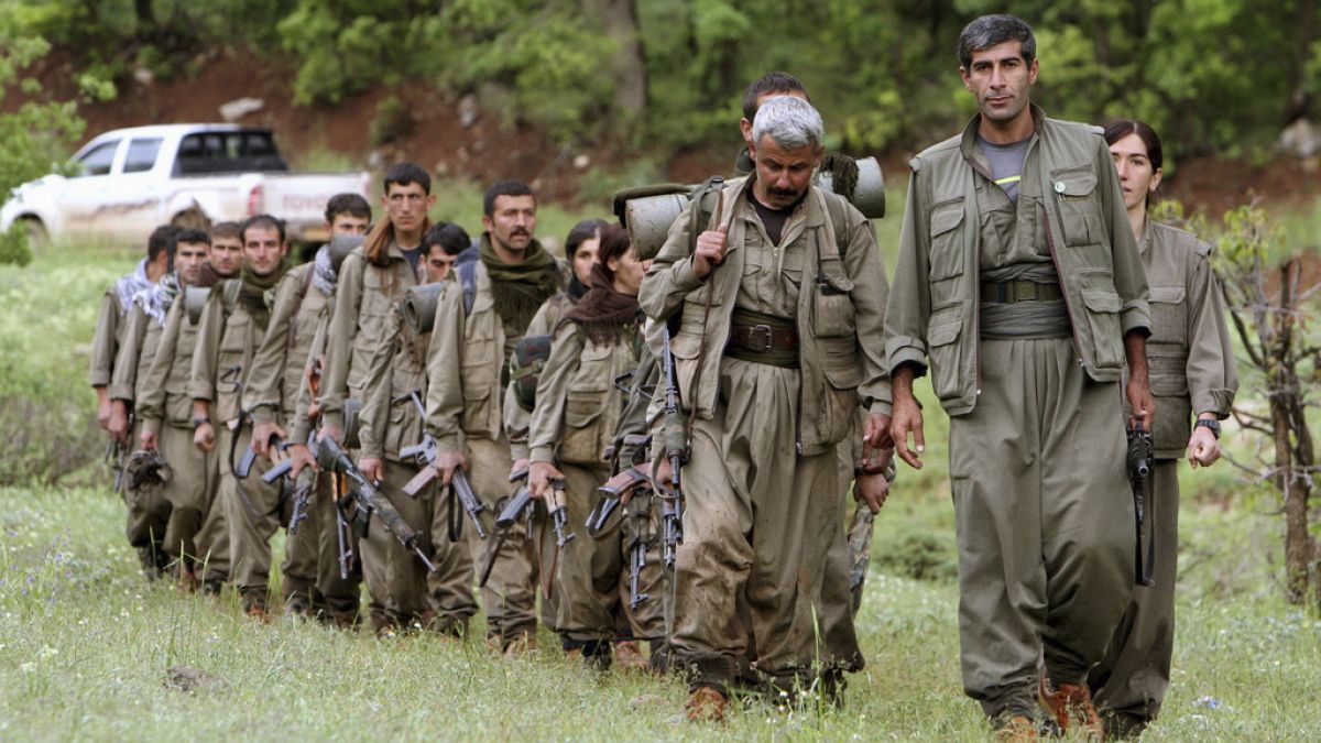 Eine Gruppe bewaffneter kurdischer Kämpfer der Arbeiterpartei Kurdistans (PKK) dringt in den Nordirak in der Region Heror nordöstlich von Dahuk ein, 14. Mai 2013. 