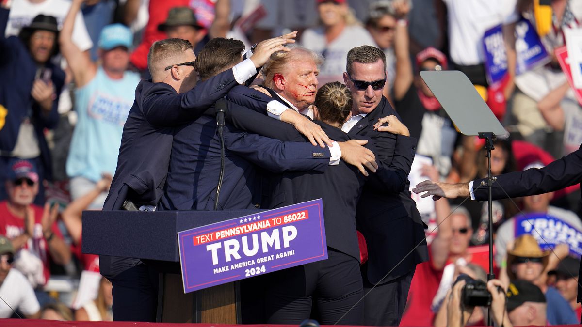 Donald Trump touché à l'oreille lors d'un meeting en Pennsylvanie, 13 juillet 2024.