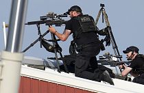 Francotiradores de la policía devuelven el fuego tras los disparos efectuados mientras el candidato presidencial republicano, el expresidente Donald Trump, en Butler, Pensilvania, el 13 de julio de 2024.