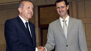 الرئيس السوري بشار الأسد، إلى اليمين، يصافح رئيس الوزراء التركي رجب طيب أردوغان في قصر الشعب الرئاسي في دمشق، سوريا، في 11 أكتوبر 2010. 