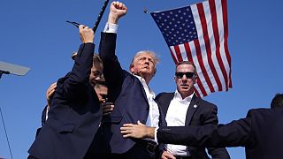 الرئيس السابق دونالد ترامب، يحيط به عملاء الخدمة السرية الأمريكية أثناء مغادرته المنصة في تجمع انتخابي، السبت 13 يوليو 2024، في بتلر بولاية بنسلفانيا.