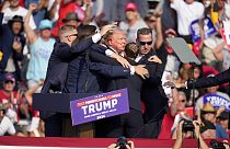 دونالد ترامپ در تجمع انتخاباتی در باتلر، پنسیلوانیا، روز شنبه، 13 ژوئیه 2024، از صحنه کمک می کند. 