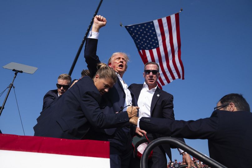Trump alza il pugno e saluta la folla