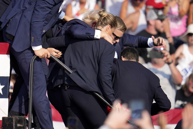 Trump scorato giù dal palco