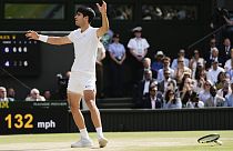 Carlos Alcaraz celebra a vitória do Grand Slam de Wimbledon.