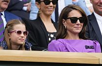 Kate, Prinzessin von Wales, winkt auf dem Weg zum Center Court vor dem Endspiel der Herren bei den Wimbledon-Tennismeisterschaften in London, Sonntag, 14. Juli 2024. 