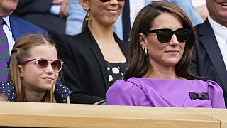 Kate, Prinzessin von Wales, winkt auf dem Weg zum Center Court vor dem Endspiel der Herren bei den Wimbledon-Tennismeisterschaften in London, Sonntag, 14. Juli 2024. 