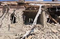 منزل متضرر جراء غارة جوية أوكرانية استهدفت قرية أوكتيابرسكي في منطقة بيلغورود الروسية