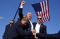 Trump levantando el puño tras sufrir un atentado en Pensilvania