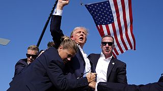 Trump levanta o punho após sofrer atentando em comício na Pensilvânia