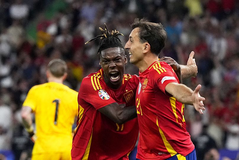 Williams y Oyarzabal celebrando el segundo y definitivo gol de España