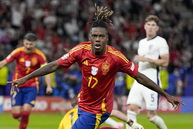 Nico Williams celebrando el primer gol de la final