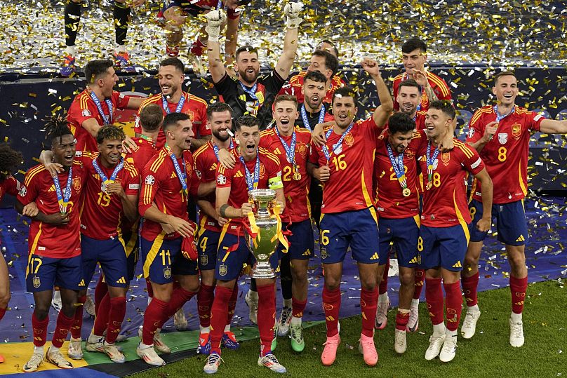 España recibe su cuarta Eurocopa