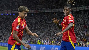 Lamine Yamal és Nico Williams az Európa-bajnokság döntőjében az Anglia elleni gólt ünneplik
