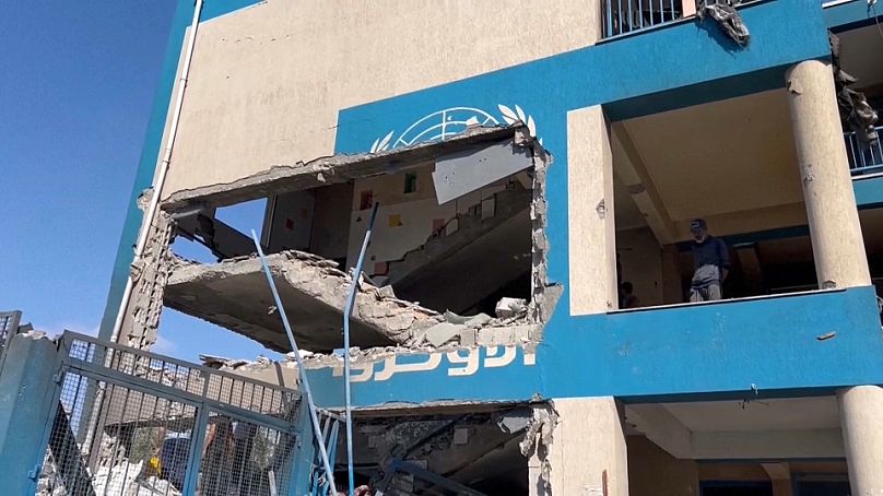 Danos causados por um ataque a uma escola gerida pela UNRWA em Gaza, 14 de julho de 2024