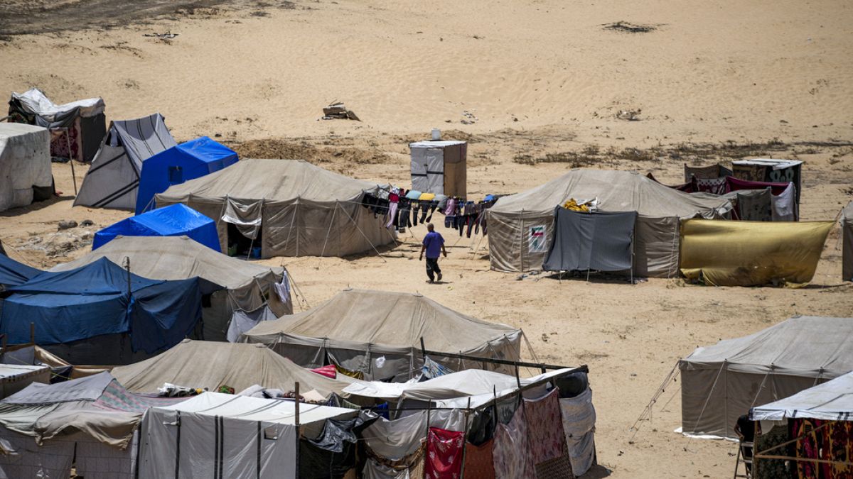 نازح فلسطيني، جراء القصف الإسرائيلي على قطاع غزة، يمشي في مخيم مؤقت في خان يونس، جنوب قطاع غزة (يوليو 2024) 