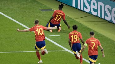 İspanyol futbolcular ilk gol sonrası seviniyor, Berlin Olimpiyat Stadı, 14 Temmuz 2024