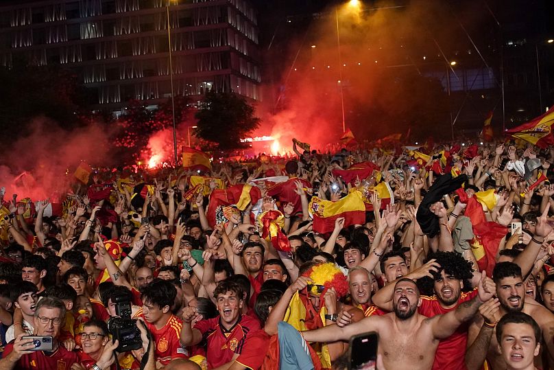 Les supporters espagnols célèbrent la victoire de leur pays sur l'Angleterre lors de la finale de l'Euro 2024 de football à Madrid, en Espagne, le 14 juillet 2024.