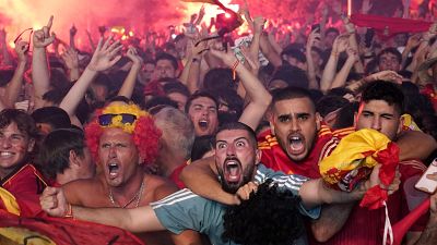 Les supporters espagnols célèbrent l'ouverture du score par Nico Williams à Madrid, Espagne, le 14 juillet 2024.