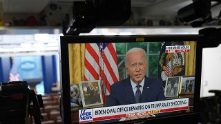 O Presidente Joe Biden é visto num monitor na sala de imprensa da Casa Branca, em Washington, a 14 de julho de 2024