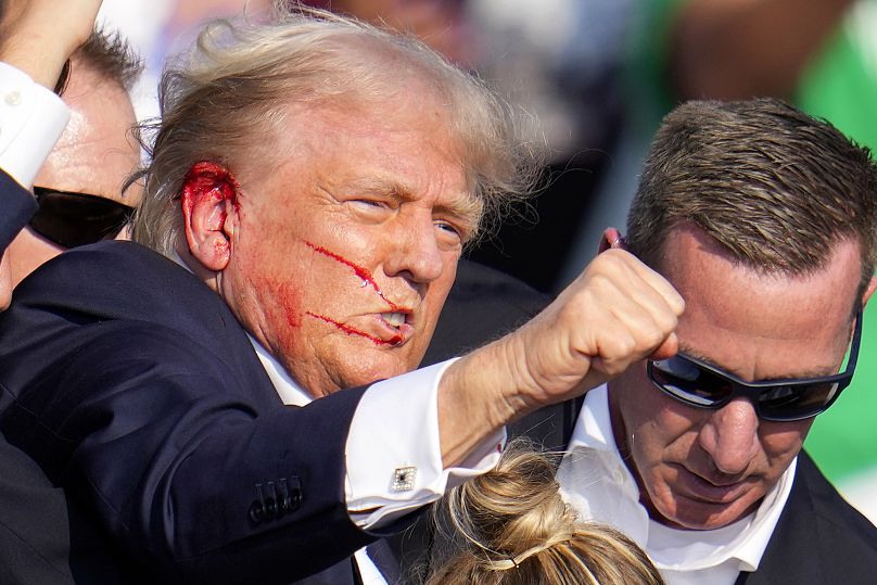 El candidato presidencial republicano, el expresidente Donald Trump, reacciona tras un intento de asesinato en Butler, Pensilvania, el 13 de julio de 2024.