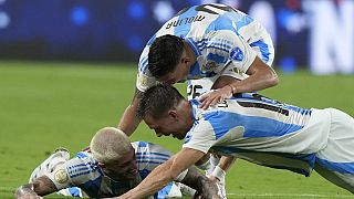 Los jugadores de Argentina celebran tras derrotar a Colombia en la final de la Copa América de fútbol en Miami Gardens, Florida, el lunes 15 de julio de 2024. 