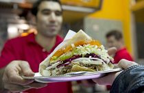  Döner kebap, 1970'lerin başında Almanya'da Türk misafir işçiler tarafından popüler hale getirilen, baharatlı etten yapılan bir sandviç.