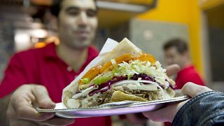  Döner kebap, 1970'lerin başında Almanya'da Türk misafir işçiler tarafından popüler hale getirilen, baharatlı etten yapılan bir sandviç.