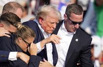 Donald Trump est entouré d'agents des services secrets américains lors d'un meeting de campagne suite à une tentative d'assassinat.