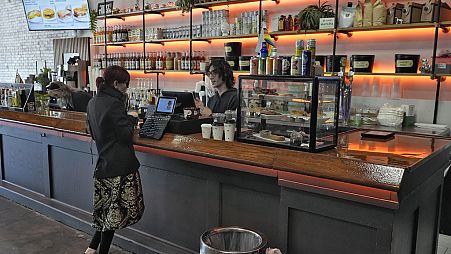 Un cliente compra una taza de café en el Blind Tiger Cafe el 10 de enero de 2024, en Tampa, Florida.