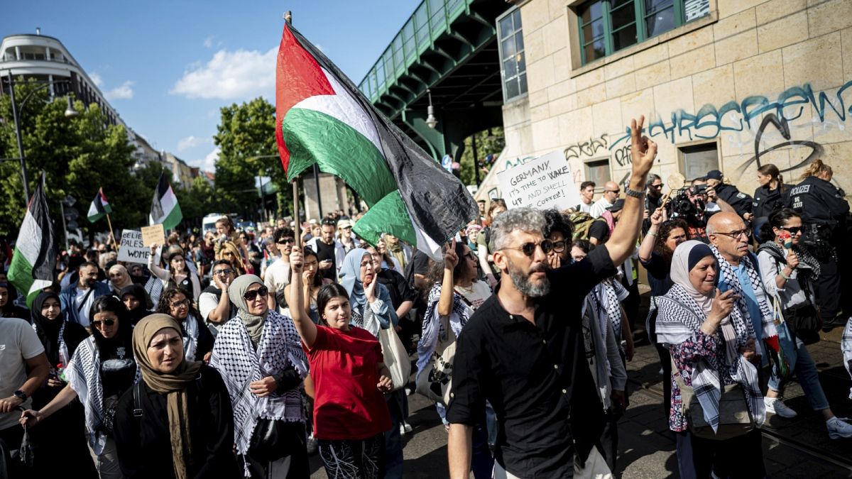 Berlinben a rendőrség feloszlatott egy újabb erőszakos palesztinpárti tüntetést