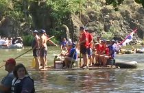 Участники "Весёлого спуска" по реке Ибар в Сербии