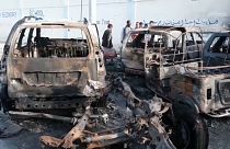 Des voitures calcinées après l'explosion devant un bar à Mogadiscio en Somaile